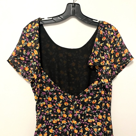 floral short sleeve mini dress with open back - Picture 13 of 16